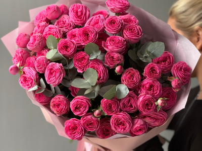 Букет кустовые розы Жизель 13 шт с эвкалиптом