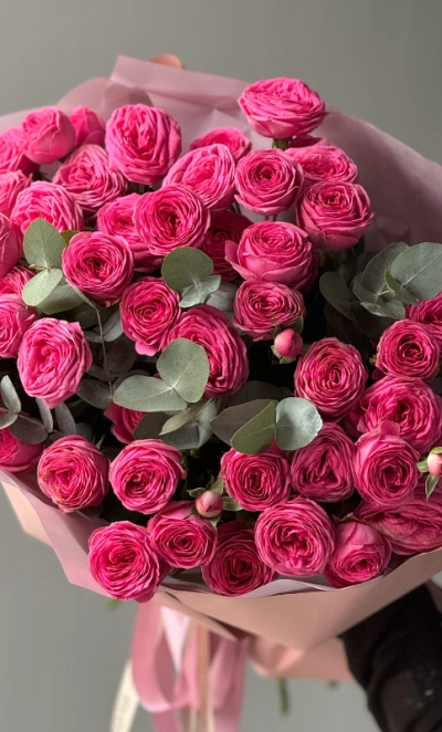 Букет кустовые розы Жизель 13 шт с эвкалиптом