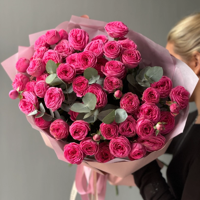 Букет кустовые розы Жизель 13 шт с эвкалиптом