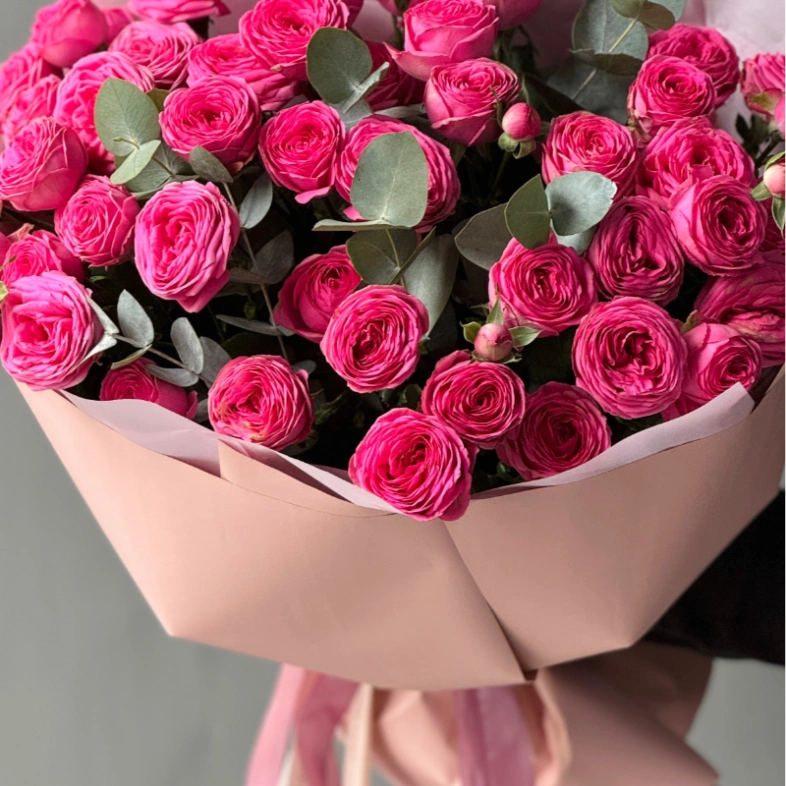 Букет кустовые розы Жизель 13 шт с эвкалиптом