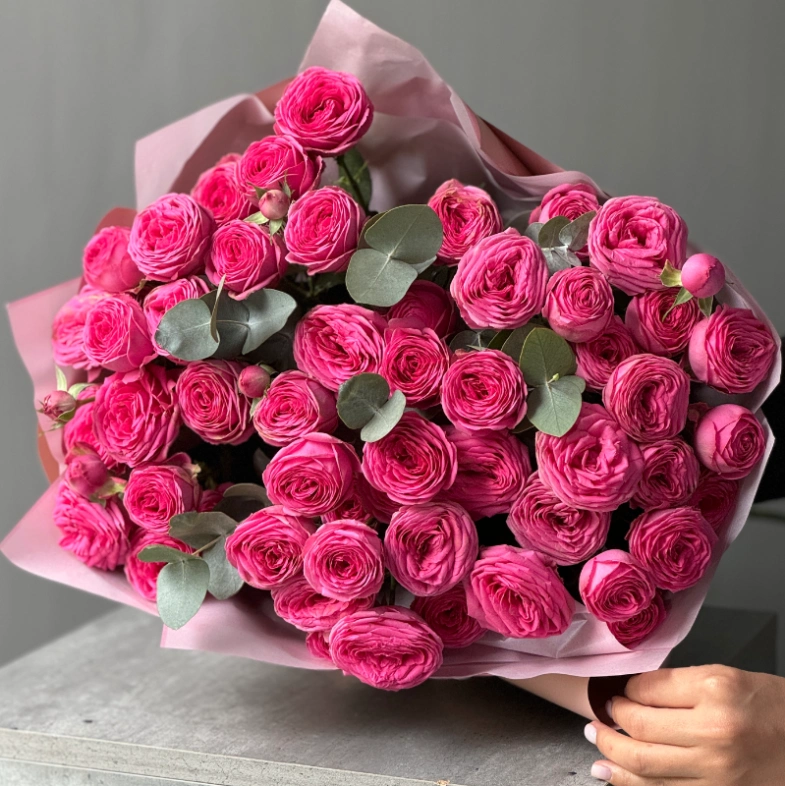 Букет кустовые розы Жизель 13 шт с эвкалиптом