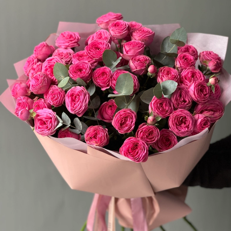 Букет кустовые розы Жизель 13 шт с эвкалиптом