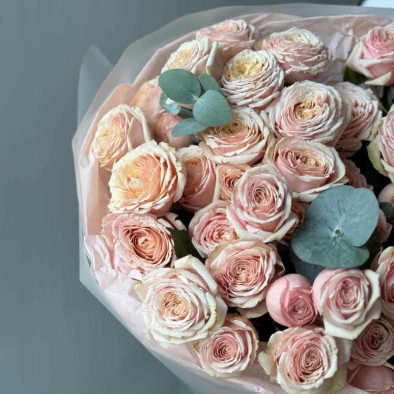 Кустовые розы «Тендрессе» 11 с эвкалиптом 