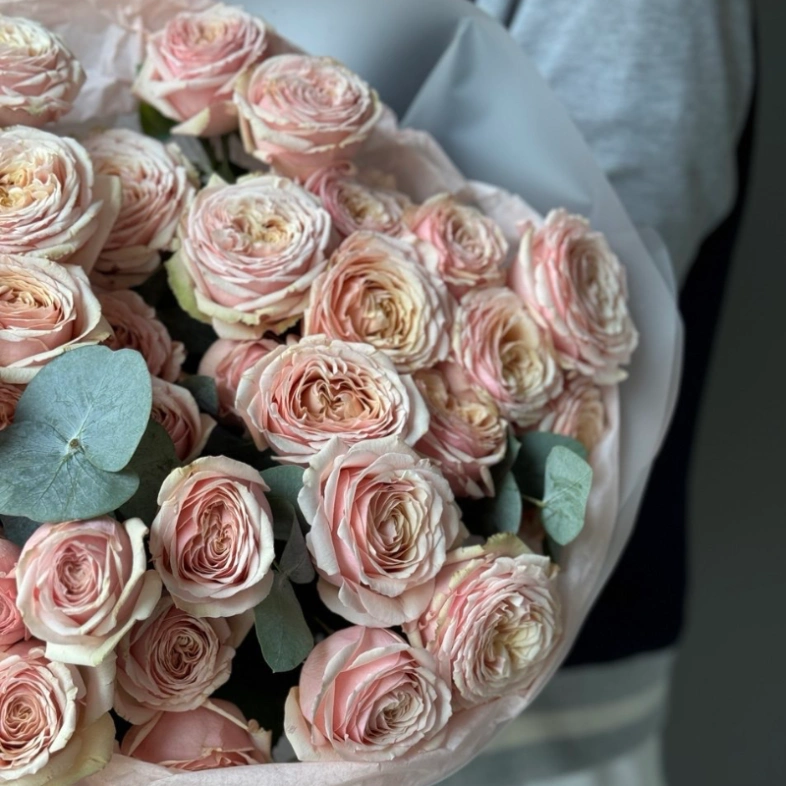 Кустовые розы «Тендрессе» 11 с эвкалиптом 