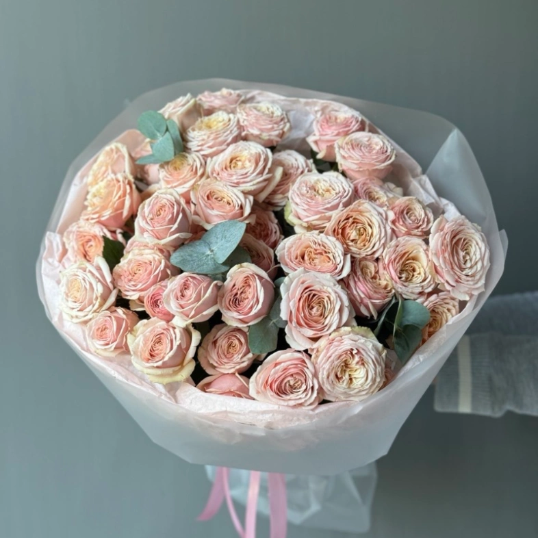 Кустовые розы «Тендрессе» 11 с эвкалиптом 