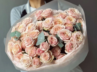 Кустовые розы «Тендрессе» 11 с эвкалиптом 