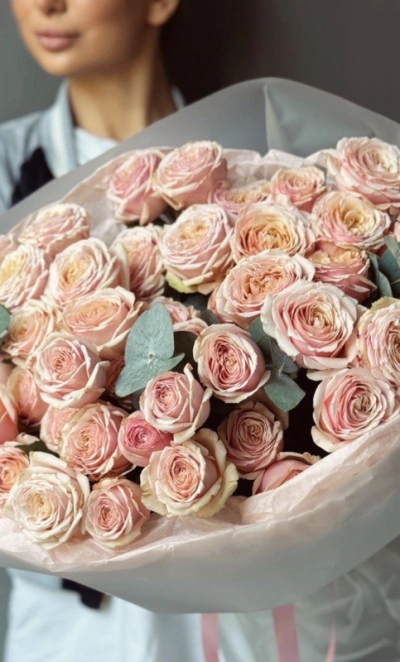 Кустовые розы «Тендрессе» 11 с эвкалиптом 