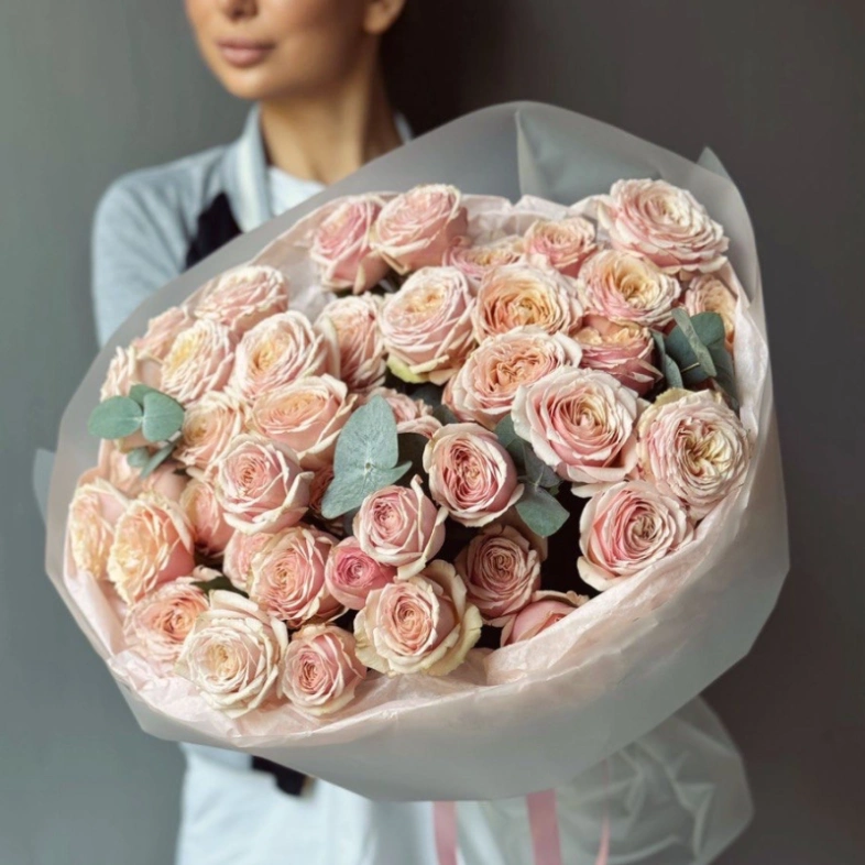 Кустовые розы «Тендрессе» 11 с эвкалиптом 