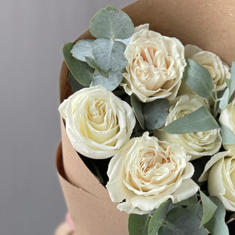 Белые розы Плая Бланка в крафте 
