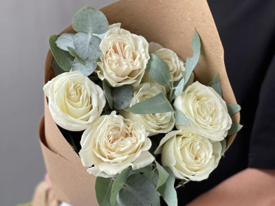 Белые розы Плая Бланка в крафте 