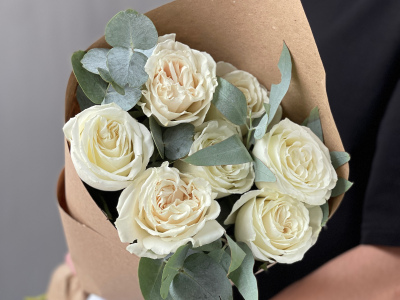 Белые розы Плая Бланка в крафте 