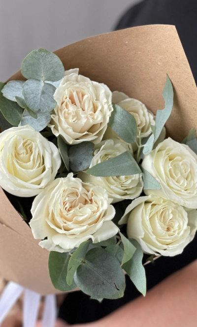 Белые розы Плая Бланка в крафте 