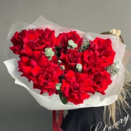 Красные пышные розы с эвкалиптом  1