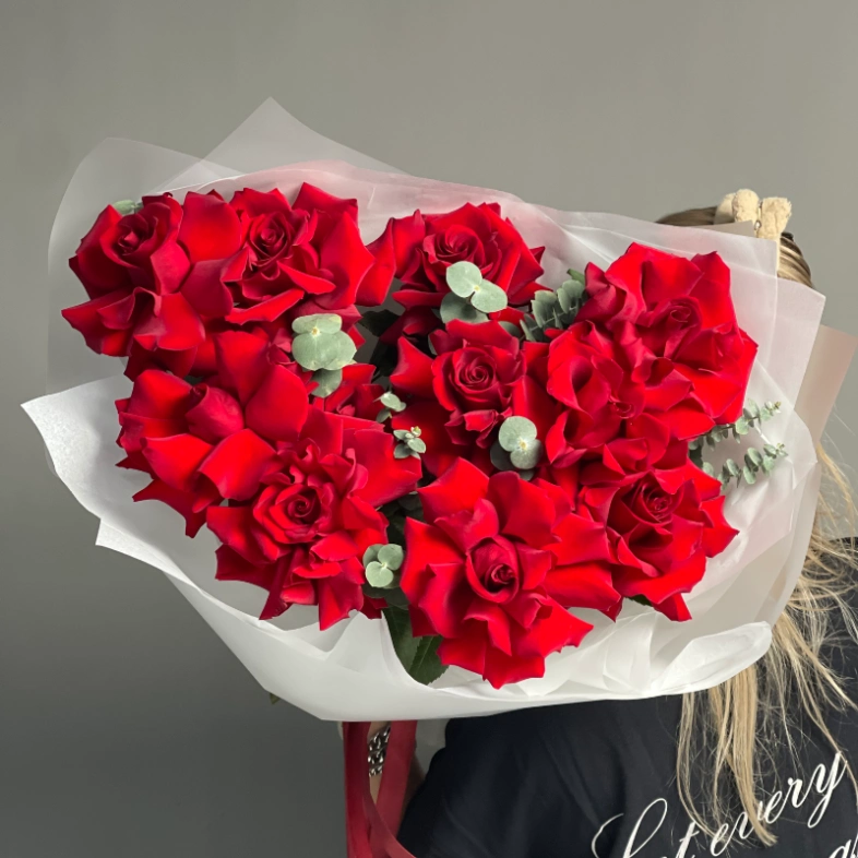 Красные пышные розы с эвкалиптом 