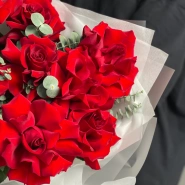 Красные пышные розы с эвкалиптом  2