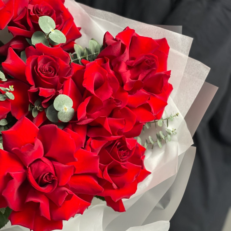 Красные пышные розы с эвкалиптом 