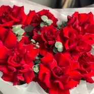 Красные пышные розы с эвкалиптом  3