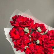 Красные пышные розы с эвкалиптом  4