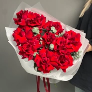 Красные пышные розы с эвкалиптом  0