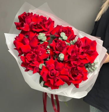 Красные пышные розы с эвкалиптом 