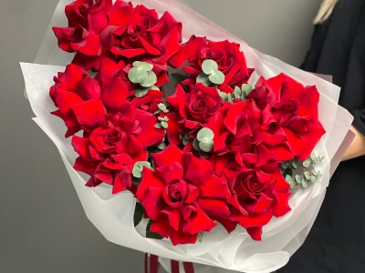 Красные пышные розы с эвкалиптом 