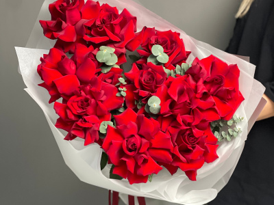 Красные пышные розы с эвкалиптом 