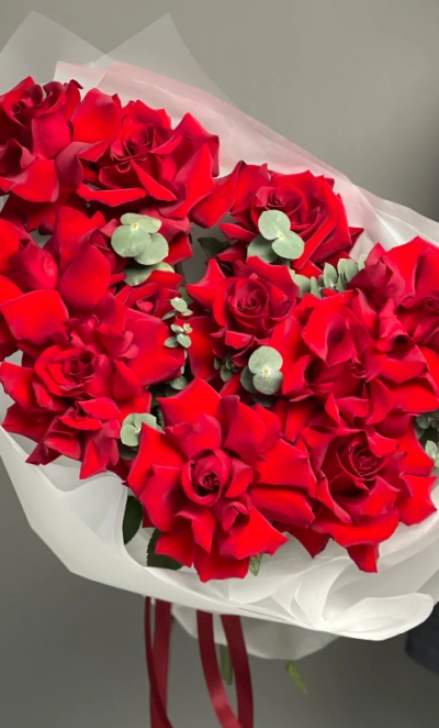 Красные пышные розы с эвкалиптом 