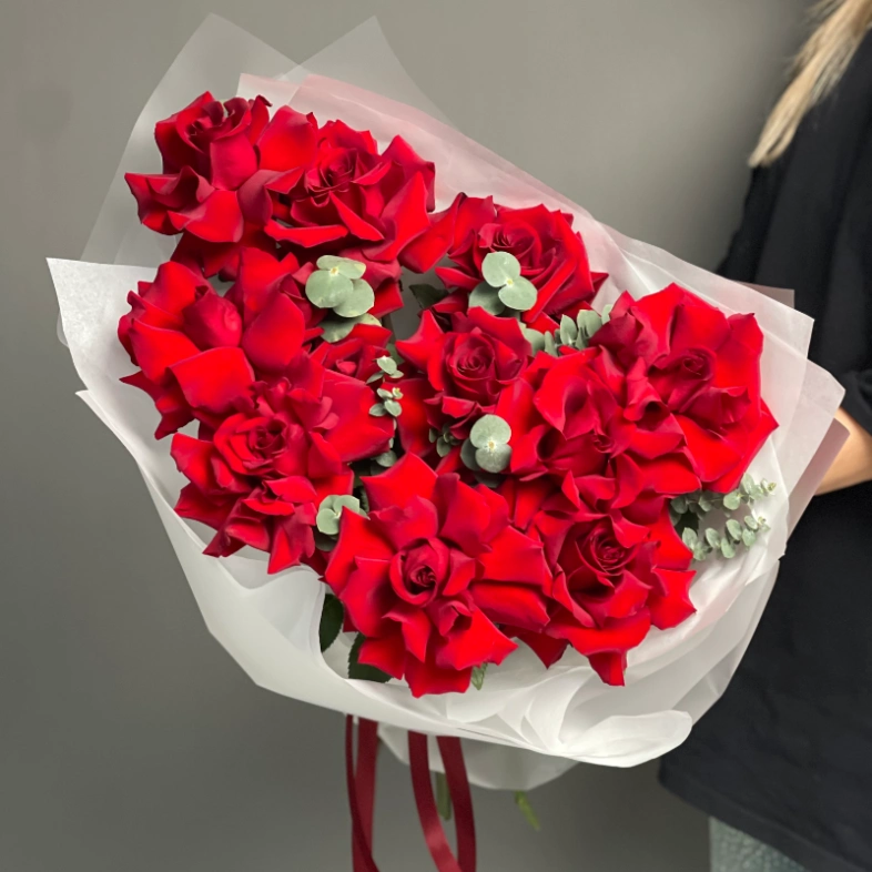 Красные пышные розы с эвкалиптом 