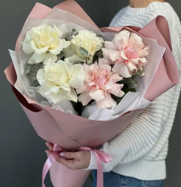 Монобукет из французских роз бело-розовый