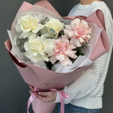 Монобукет из французских роз бело-розовый
