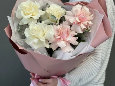 Монобукет из французских роз бело-розовый