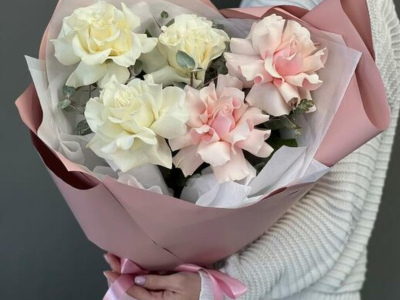 Монобукет из французских роз бело-розовый