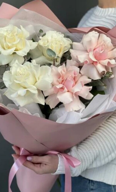 Монобукет из французских роз бело-розовый