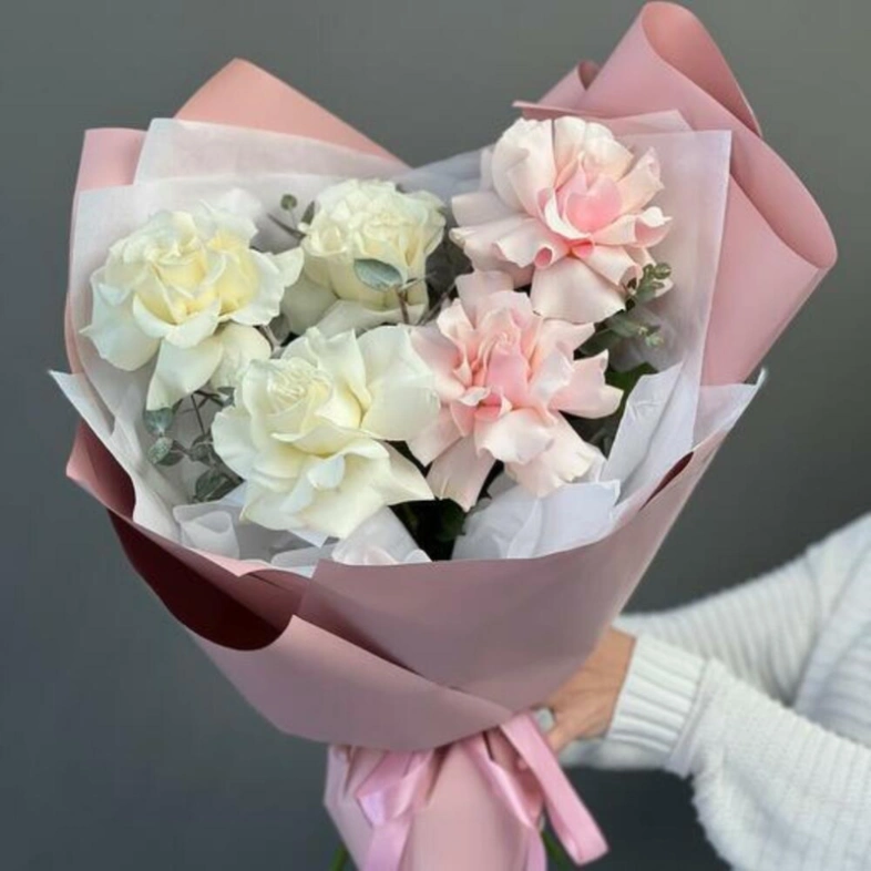 Монобукет из французских роз бело-розовый