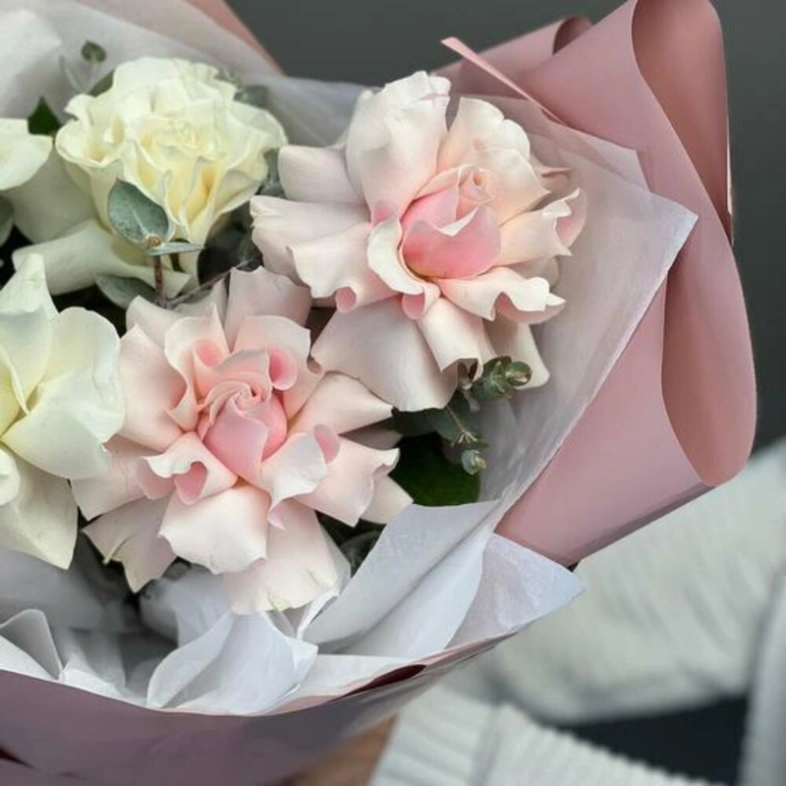 Монобукет из французских роз бело-розовый