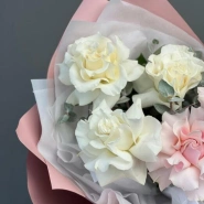 Монобукет из французских роз бело-розовый 4