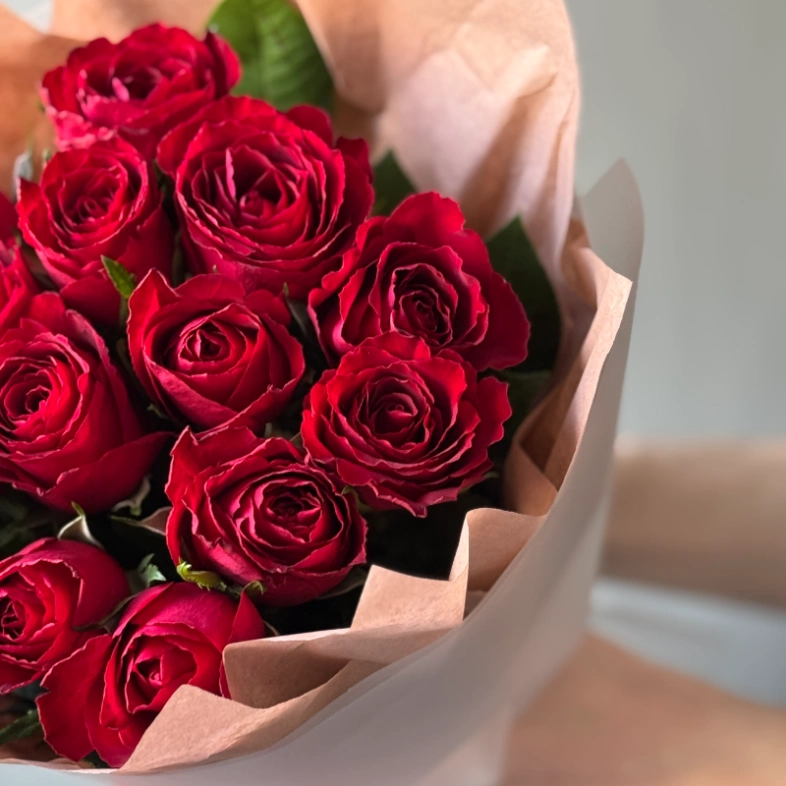 Красная роза кения 15шт в упаковке