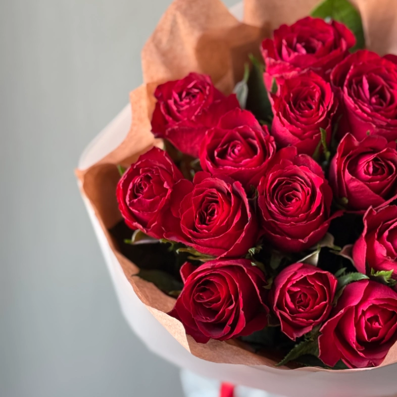 Красная роза кения 15шт в упаковке