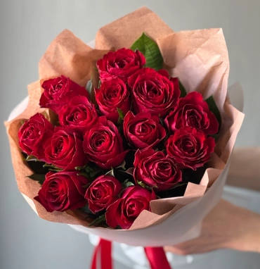 Красная роза кения 15шт в упаковке