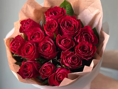 Красная роза кения 15шт в упаковке