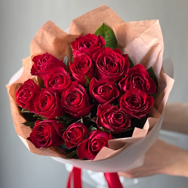 Красная роза кения 15шт в упаковке