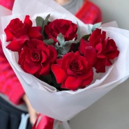 Французские красные розы с эвкалиптом 1