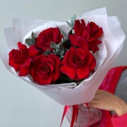 Французские красные розы с эвкалиптом 3