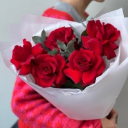 Французские красные розы с эвкалиптом 0