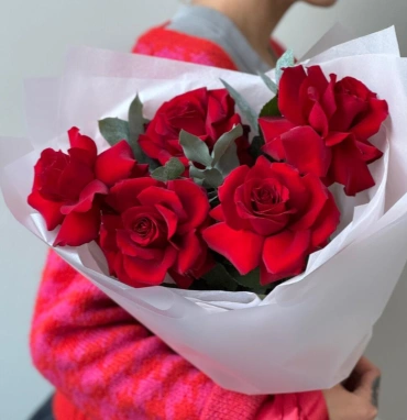 Французские красные розы с эвкалиптом