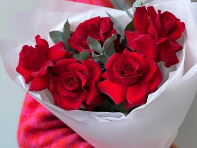 Французские красные розы с эвкалиптом