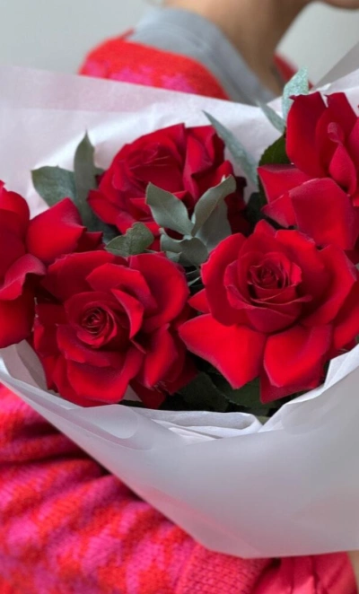 Французские красные розы с эвкалиптом