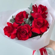 Французские красные розы с эвкалиптом 2