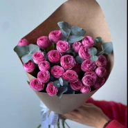 Моно букет кустовые розы фуксия 7шт с эвкалиптом 2