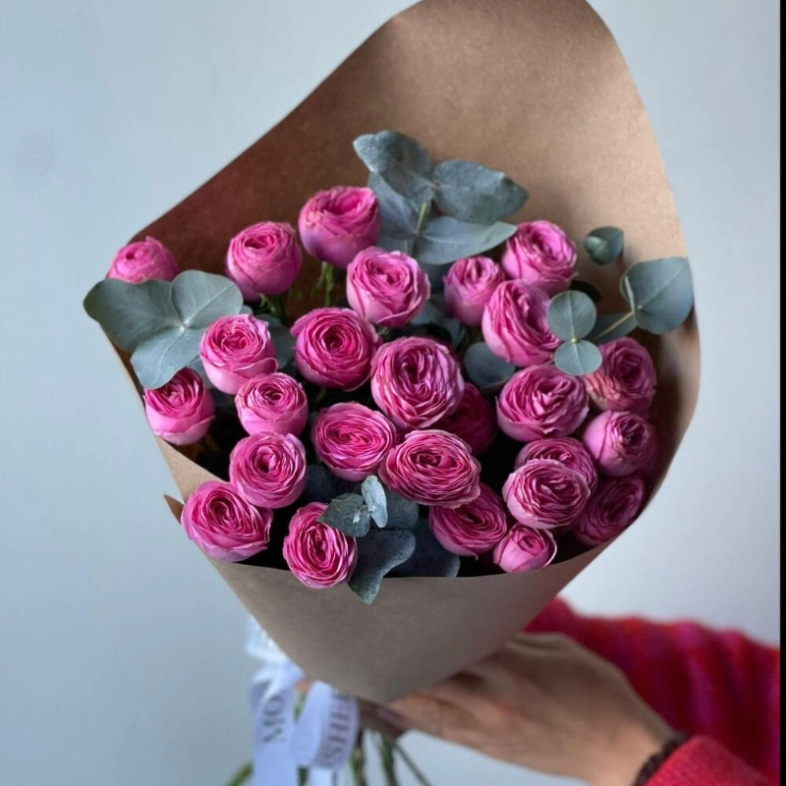 Моно букет кустовые розы фуксия 7шт с эвкалиптом